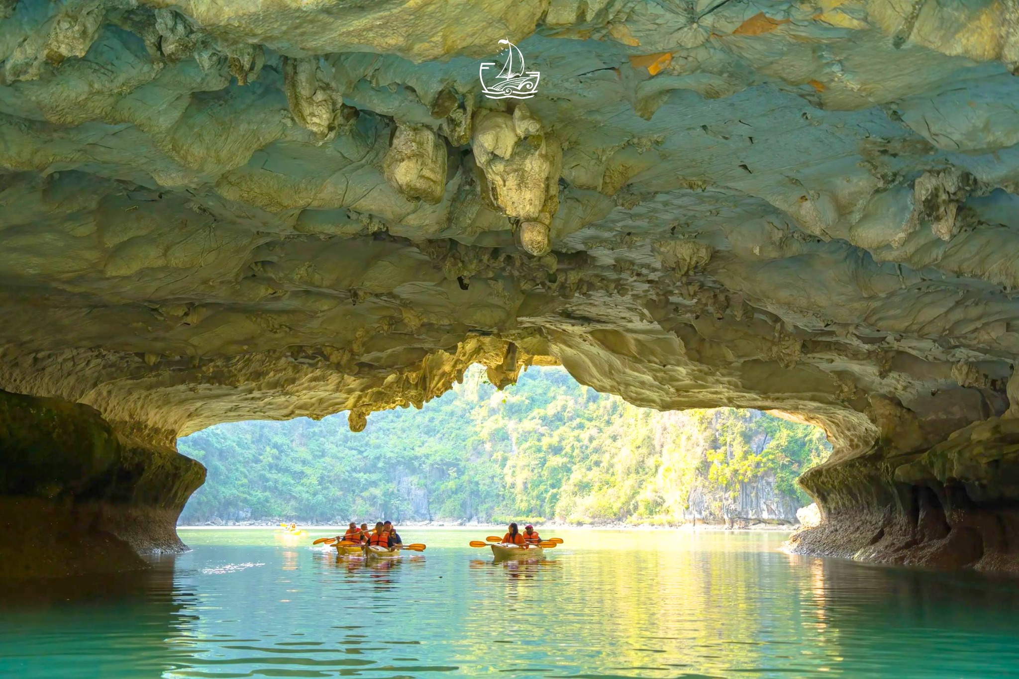 Khám phá Hang Tối Cát Bà – Trải nghiệm mạo hiểm độc đáo giữa vịnh Lan Hạ